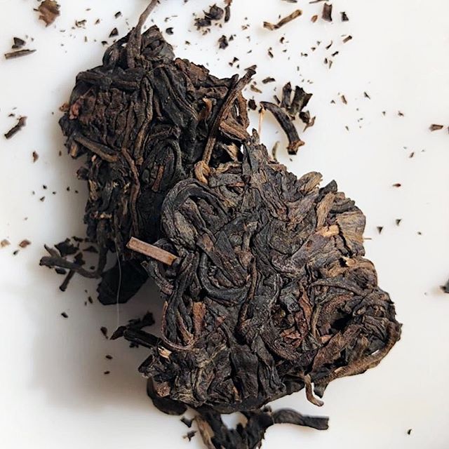 Пуэр Шен ферментированный 20 лет с почками и листом. Светлая темная ферментация китайского чая. Почему пуэр бодрит.